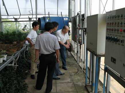 公司技術人員在研發基地向園林局領導演示滴灌控制箱原理 公司技術人員在研發基地向園林局領導演示滴灌控制箱原理